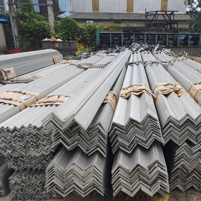 Secciones estructurales de acero al carbono laminado en caliente de 40x5 mm ASTM A36 Barras de ángulo de acero suave de grado personalizado