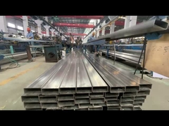 Proceso de clasificación y embalaje en un taller de tuberías cuadradas y redondas de acero inoxidable