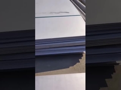 Placa de acero inoxidable bajo la luz solar