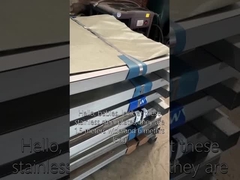 El emplazamiento ordenado de las placas de acero inoxidable