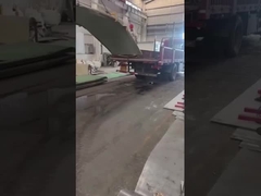 La placa de acero inoxidable que se carga en el camión